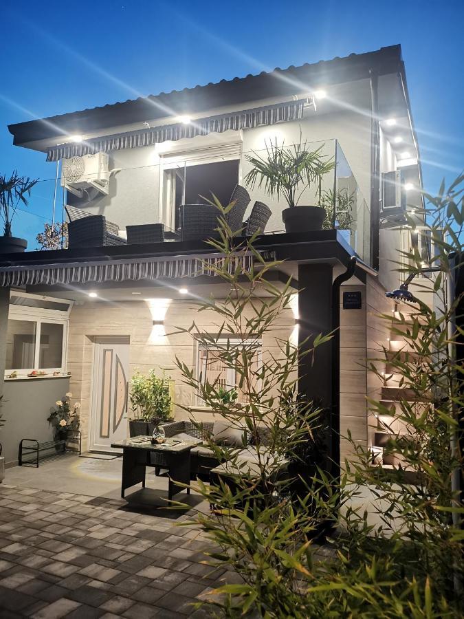 Apartmani Sarm Vir Esterno foto