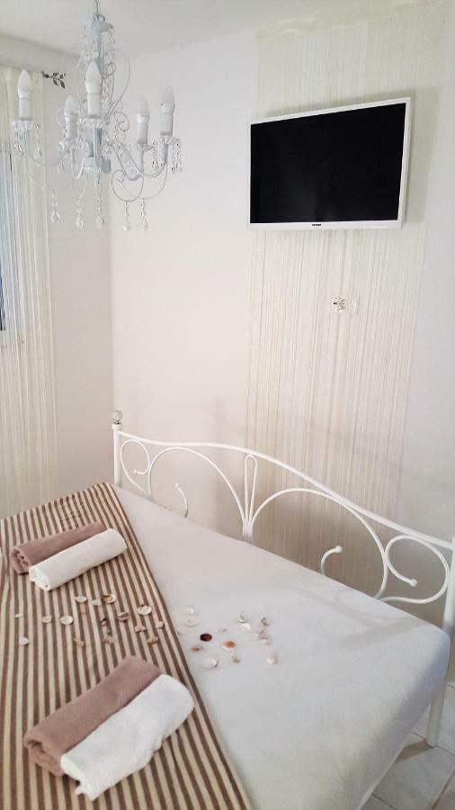 Apartmani Sarm Vir Esterno foto