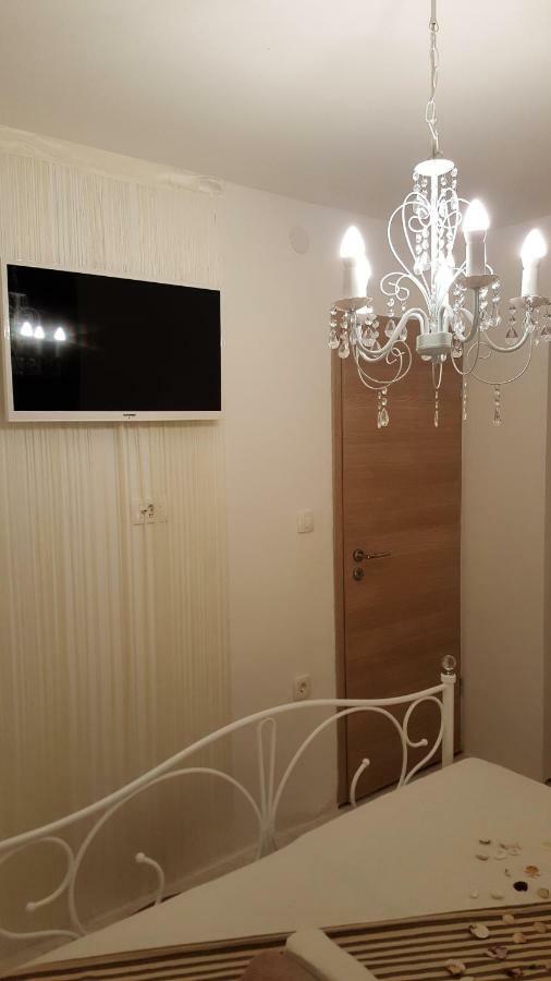Apartmani Sarm Vir Esterno foto