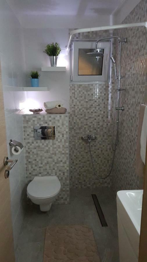 Apartmani Sarm Vir Esterno foto