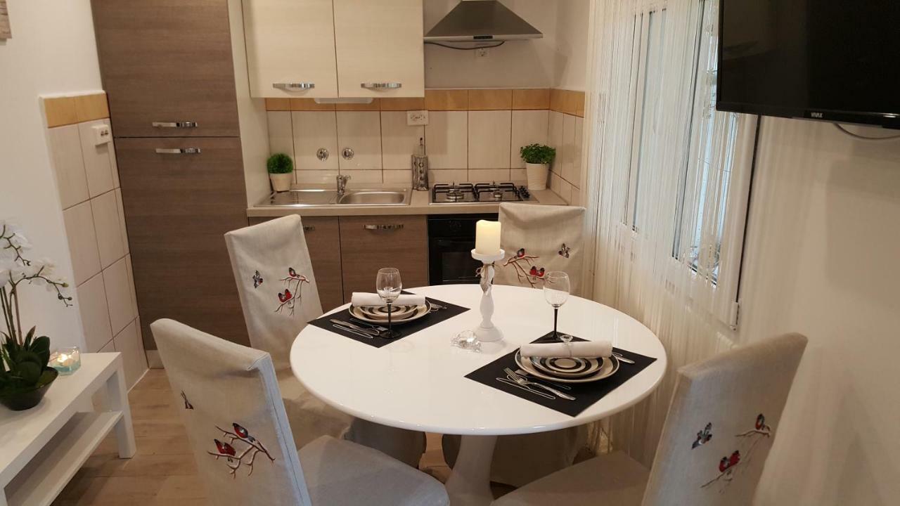 Apartmani Sarm Vir Esterno foto