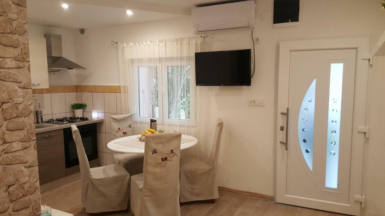 Apartmani Sarm Vir Esterno foto