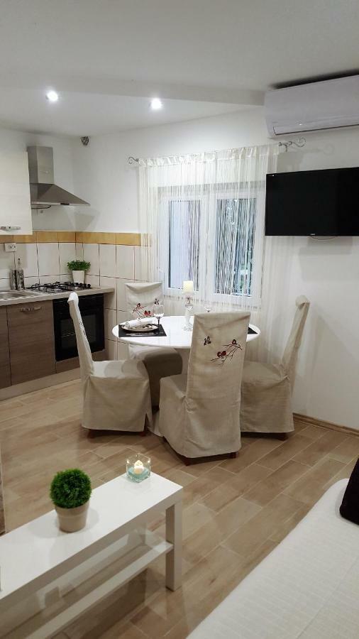 Apartmani Sarm Vir Esterno foto