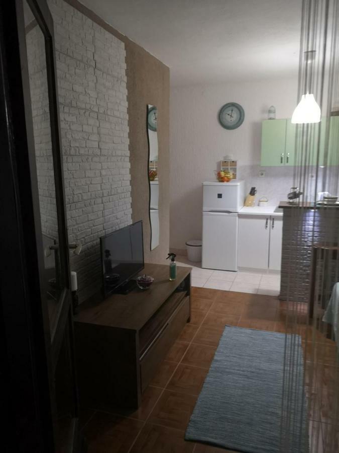 Apartmani Sarm Vir Esterno foto